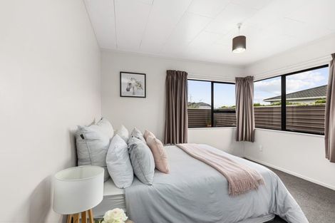 Photo of property in 18 Jasmine Grove, Maungaraki, Lower Hutt, 5010