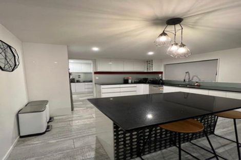 Photo of property in 37 Newington Road, Henderson, Auckland, 0612