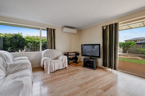 Photo of property in 17 Aitkenhead Court, Parakai, 0830