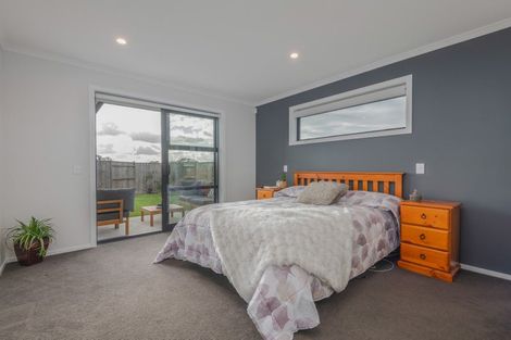 Photo of property in 90 Johnstone Drive, Fitzherbert, Palmerston North, 4410
