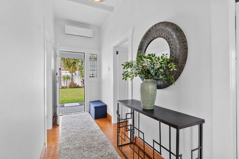Photo of property in 38 Aramoana Avenue, Devonport, Auckland, 0624
