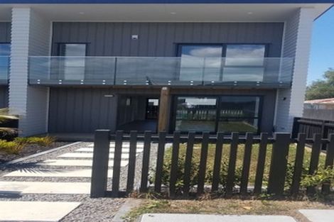 Photo of property in 2/30 West Coast Road, Glen Eden, Auckland, 0602