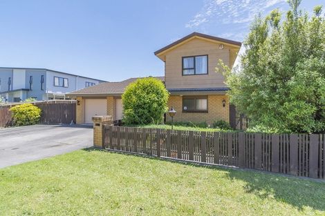 Photo of property in 2/19 South Street, Papakura, 2110