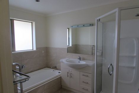 Photo of property in 60 South Kensington Way, Henderson, Auckland, 0612