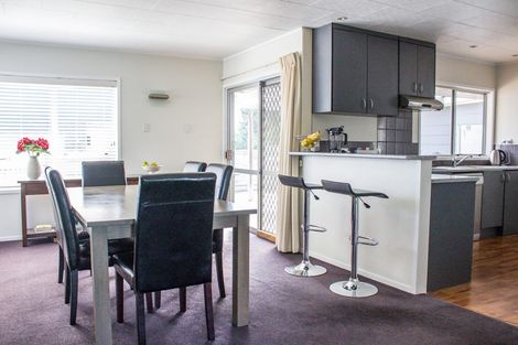 Photo of property in 15 Taikata Road, Te Atatu Peninsula, Auckland, 0610