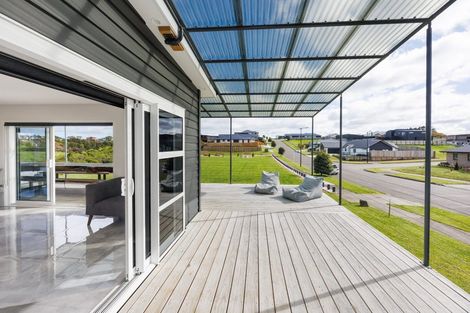 Photo of property in 37 Vaucluse Heights, Fitzherbert, Palmerston North, 4410