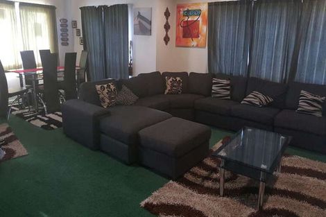 Photo of property in 17 Glenveagh Park Drive, Weymouth, Auckland, 2103