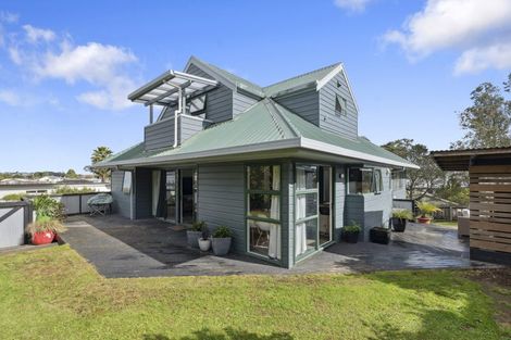 Photo of property in 906a East Coast Road, Northcross, Auckland, 0630