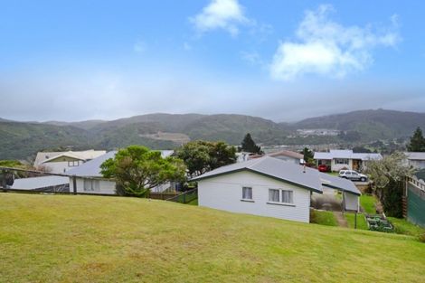 Photo of property in 5 Greenwich Grove, Stokes Valley, Lower Hutt, 5019
