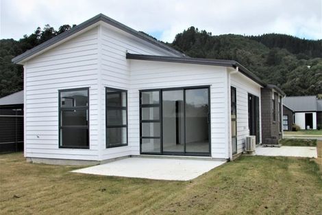 Photo of property in 8 Whitten Way, Wallaceville, Upper Hutt, 5018