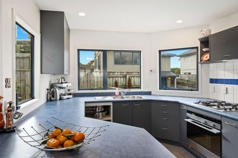 Photo of property in 75a Dress Circle, Newlands, Wellington, 6037