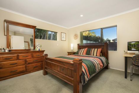 Photo of property in 37 Ironstone Place, Randwick Park, Auckland, 2105