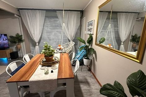 Photo of property in 9 Gwenand Place, Botany Downs, Auckland, 2010