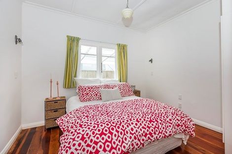 Photo of property in 117 Breaker Bay Road, Breaker Bay, Wellington, 6022