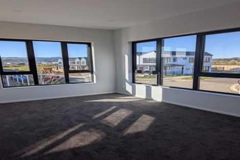 Photo of property in 18 Waimarie Drive, Karaka, 2578