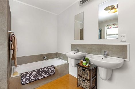 Photo of property in 2 Taipari Avenue, Raglan, 3225