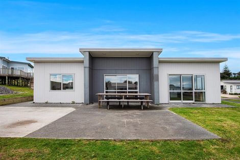 Photo of property in 2 Tua Tua Place, Baylys Beach, 0377