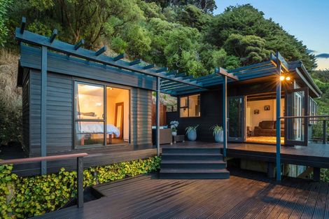 Photo of property in 11 Karaka Street, Eastbourne, Lower Hutt, 5013