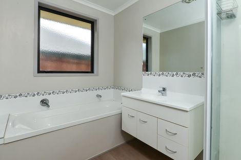 Photo of property in 69 Farnborough Drive, Grandview Heights, Hamilton, 3200