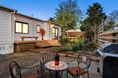 Photo of property in 2/23 Montgomery Avenue, Rothesay Bay, Auckland, 0630