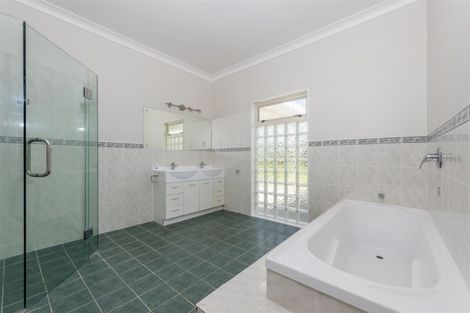 Photo of property in 154 Boord Crescent, Kumeu, 0891
