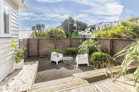 Photo of property in 9 Woburn Road, Northland, Wellington, 6012