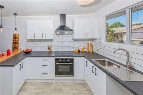 Photo of property in 1/26 Kemp Road, Massey, Auckland, 0614