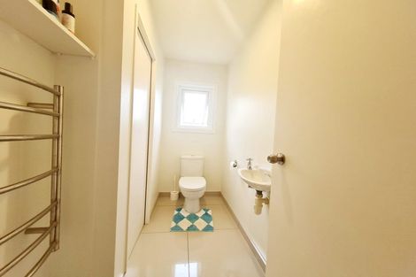 Photo of property in 31 Mandeville Place, Unsworth Heights, Auckland, 0632