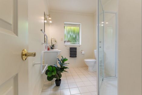 Photo of property in 6 La Lena Grove, Fitzherbert, Palmerston North, 4410