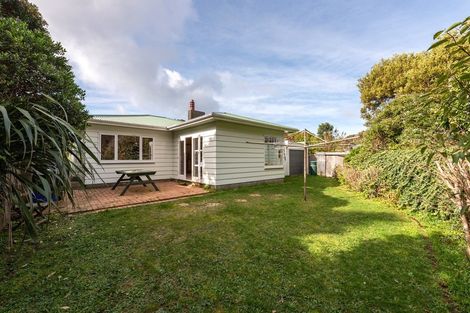 Photo of property in 8 Miles Crescent, Newlands, Wellington, 6037