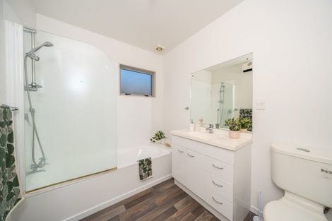 Photo of property in 6b Warrington Grove, Newlands, Wellington, 6037