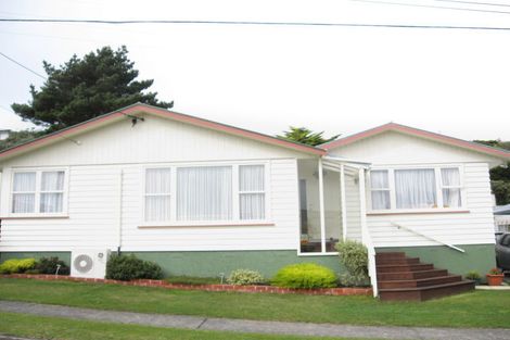 Photo of property in 8 Griffiths Grove, Newlands, Wellington, 6037