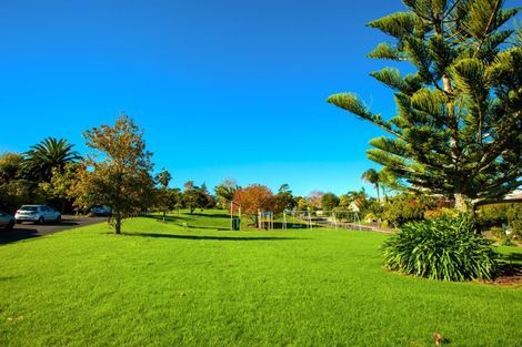 Photo of property in 2 Taroka Close, Pinehill, Auckland, 0632