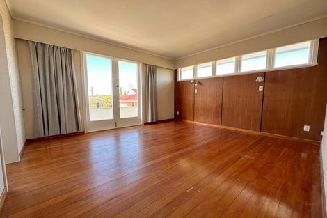 Photo of property in 4 Staveley Avenue, Mount Roskill, Auckland, 1041