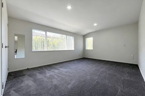 Photo of property in 16 Lakeridge Close, Northcross, Auckland, 0632
