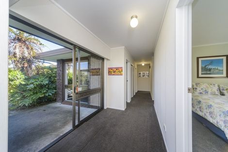 Photo of property in 15 Truscott Grove, Awapuni, Palmerston North, 4412