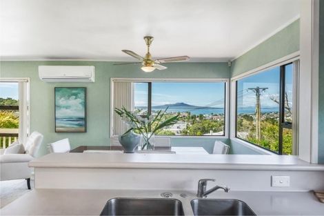 Photo of property in 2/33 Parr Terrace, Castor Bay, Auckland, 0620