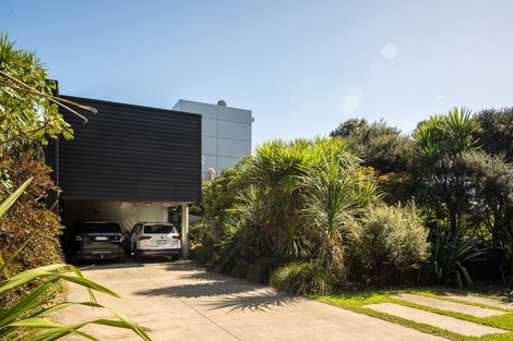 Photo of property in 70 Domain Crescent, Muriwai, Waimauku, 0881