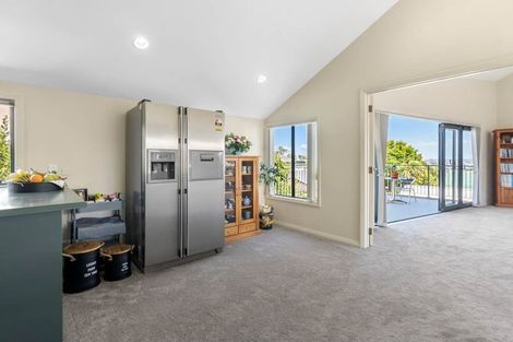 Photo of property in 2/230 East Coast Road, Forrest Hill, Auckland, 0620