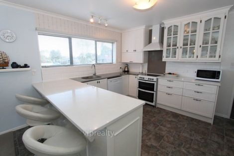 Photo of property in 2 Leo Place, Kawaha Point, Rotorua, 3010