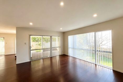 Photo of property in 16 Lakeridge Close, Northcross, Auckland, 0632