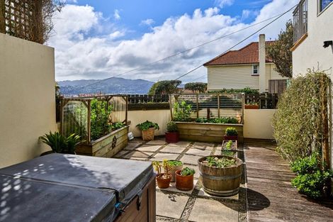 Photo of property in 76 The Crescent, Roseneath, Wellington, 6011