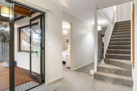 Photo of property in 32 Mcdowell Crescent, Hillcrest, Auckland, 0627