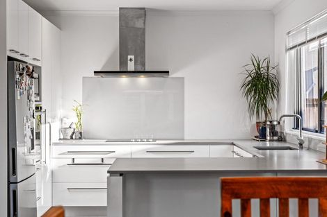 Photo of property in 22 William Wallbank Crescent, Swanson, Auckland, 0614