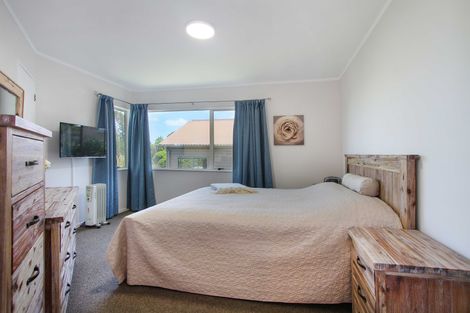 Photo of property in 1/272 Glamorgan Drive, Northcross, Auckland, 0630