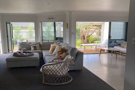 Photo of property in 43 Walton Street, Red Beach, 0932