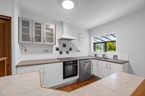 Photo of property in 37 York Road, Titirangi, Auckland, 0604