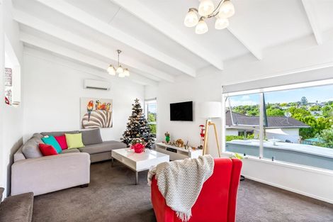 Photo of property in 11 Cottam Grove, Northcross, Auckland, 0632