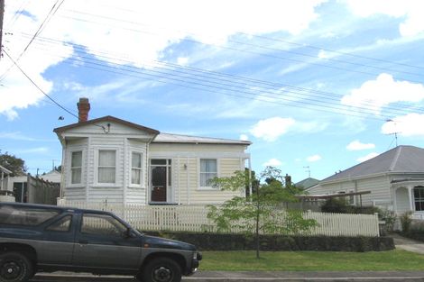 Photo of property in 29 Roslyn Terrace, Stanley Point, Auckland, 0624