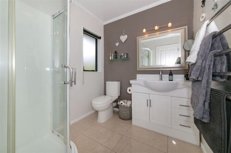 Photo of property in 19 Heversham Place, Glendene, Auckland, 0602